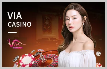 Tay vợt đang giao bóng trên sân tennis